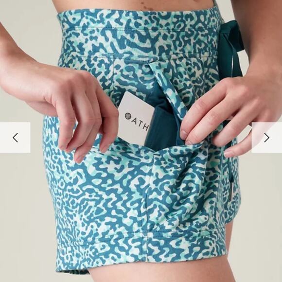 Athleta New Clouded Leopard Blue Elastic Waist Pocket Balance  4" Short Large - Picture 2 of 6